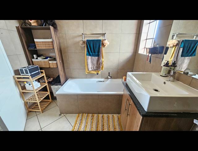 2 BEDROOM SIMPLEX FOR SALE IN MOOIKLOOF RIDGE